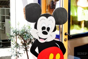Mickey Mouse als Werbeschild für einen Laden