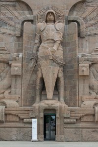 Das Völkerschlachtdenkmal (Erzengel Michael über dem Eingang)