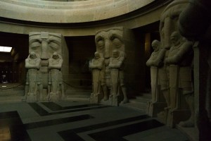 Die Totenwächter in der Krypta