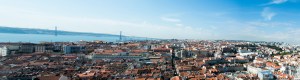 Panorama mit Altstadt und Bucht vom Castelo de S. Jorge gesehen