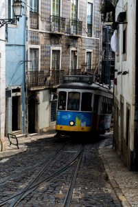 Tram in den engen STrassen der Altstadt