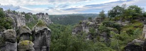 rechts die Bastei inmitten der Sandsteinfelsen