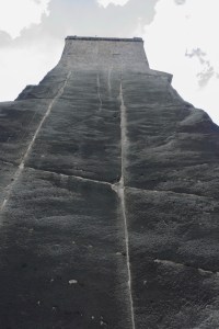 Blick hinauf zur Festung vom Zugangsweg her