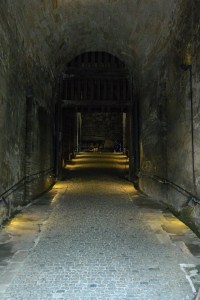 Nach dem Eingangsportal geht es hinaus ins Innere der Festung