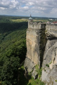 Zinne auf einem Felsvorsprung