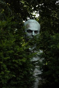 Büste im Gebüsch