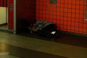 Betrunkener im Bahnhof