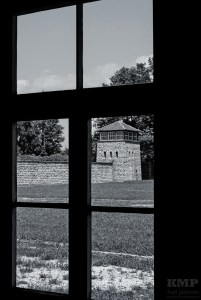 Blick aus einer Häftlingsbaracke