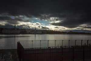 Düstere Stimmung am See von Reykjavik nach einem Wolkenbruch