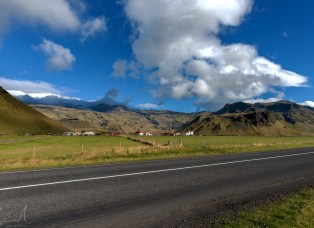 Das Bauerngut Þorvaldseyri unterhalb des Vulkans Eyjafjallajökull
