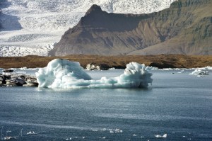 Treibende Eisberge in der Lagune