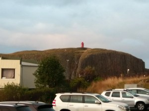 Der Leuchtturm auf der Halbinsel vor dem Hafen von Stykkishólmur