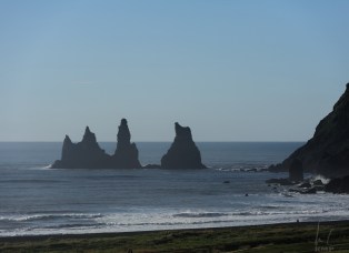 Die Reynisdrangar: „Skessudrangur“, „Landdrangur“ und „Langsamur“ - Der Sage nach drei versteinerte Trolle