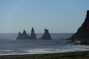 Die Reynisdrangar: „Skessudrangur“, „Landdrangur“ und „Langsamur“ - Der Sage nach drei versteinerte Trolle