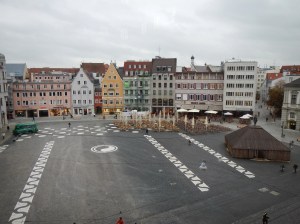 Blick aus dem Goldenen Saal auf den Rathausplatz