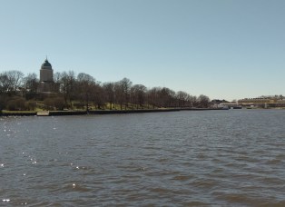 Der Hauptpier mit der Suomenlinnan Kirkko