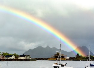 Regenbogen über dem Hafen von Svolvær