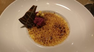 Creme Brulee mit Passionsfruchtsorbet zum Dessert