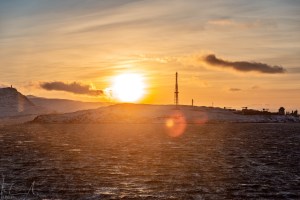 Sonnenaufgang über der Insel Melkøya vor Hammerfest