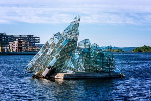 "She lies" -Skulptur der italienischen Künstlerin Monica Bonvicini