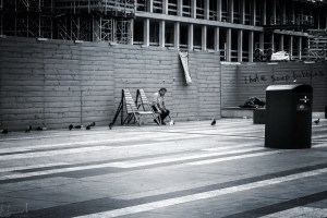 Obdachloser vor dem Bahnhof