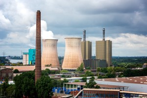 Industrieanlage am Rhein bei Angerhausen