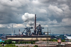 Industrieanlage am Rhein bei Angerhausen