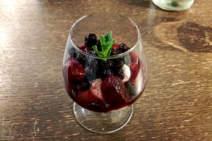Skyr mit verschiedenen Beeren zum Nachtisch