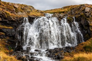 Wasserfall in der Nähe des Sudur-Bár Guesthouse, Grundarfjörður