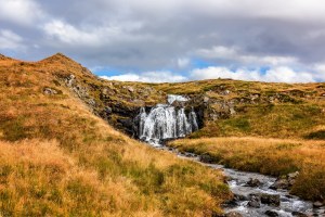 Wasserfall in der Nähe des Sudur-Bár Guesthouse, Grundarfjörður