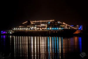 MS Finnmarken vor Anker in Svolvær